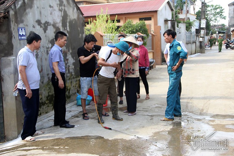 Tình hình  ngập lụt ở Chương Mỹ được Vietnamnet ghi nhận, bà Hoàng Thị Thu (Trưởng ban công tác mặt trận thôn Bùi Xá) cho hay: "Thôn có 103 hộ với 529 nhân khẩu. Trận mưa lớn đêm 20 kéo dài đến tận ngày 21/7 khiến thôn ngập sâu trong nước, suốt nửa tháng qua bà con phải bì bõm, chèo thuyền đi lại. Đến tận ngày 2 và 3/8, nước mới có dấu hiệu rút, đến 5/8 nước rút hoàn toàn, chỉ có vài hộ nước ứ đọng trong sân".