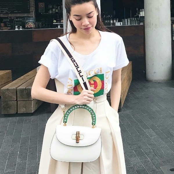 Là đại sứ thương hiệu thời trang Gucci tại Việt Nam, Hồ Ngọc Hà sở hữu rất nhiều mẫu túi của thương hiệu đình đám này. Diện set đồ lấy tông màu trắng làm chủ đạo, phụ kiện là túi xách kèm theo cũng được cô lựa chọn theo lối ton-sur-ton đồng điệu. Thiết kế  túi xách xa xỉ này là sản phẩm mới nhất nằm trong BST của Gucci trị giá 5.830 USD (khoảng 132 triệu VND).