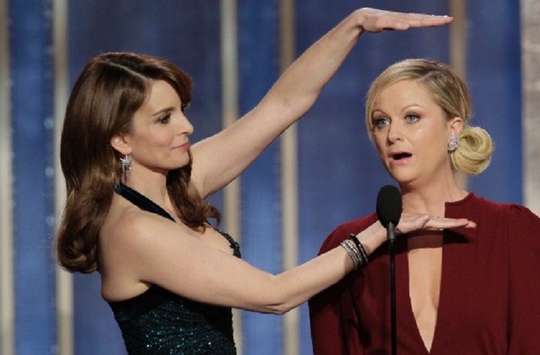 Giây phút ngỡ ngàng của Tina Fey và Amy Poehler khi được trao giải thưởng Quả cầu vàng thường niên lần thứ 70.