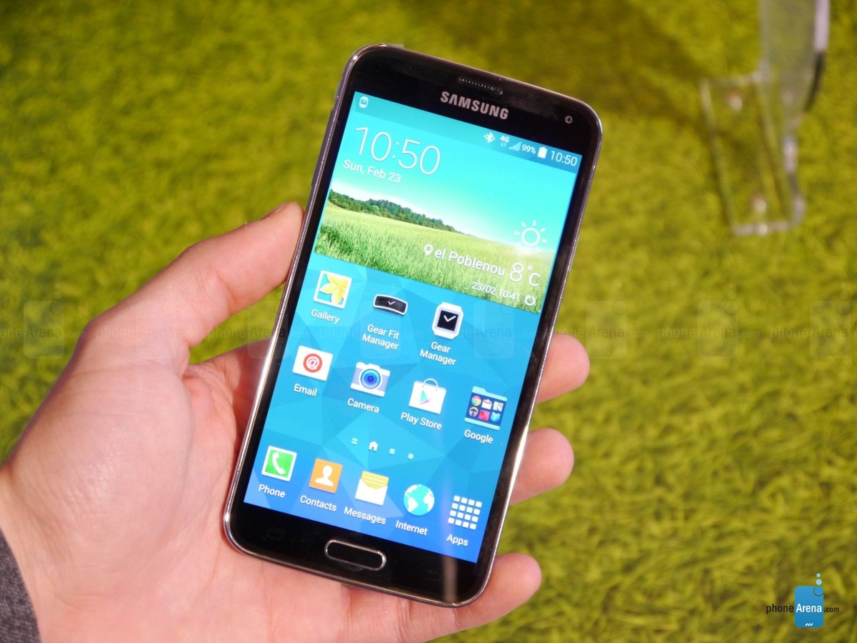 MWC 2014 nhộn nhịp hẳn lên với sự kiện mini Unpacked của Samsung, trong đó hãng điện tử Hàn Quốc giới thiệu chiếc Galaxy S5 của mình. Thiết bị sở hữu camera 16MP cùng đèn LED flash cho phép kiểm tra nhịp tim bằng cách áp tay vào. Màn hình 5,1” độ phân giải 1080x1920 chứ không phải qHD cho phép tiết kiệm năng lượng. Chạy trên nền Android KitKat 4.4, giao diện TouchWiz trên S5 thực sự đã cải thiện được điểm yếu màu mè và thiếu đồng nhất của mình. Ngoài ra còn có những ưu điểm vượt trội khác như chip Snapdragon 800 cải tiến, cảm biến vân tay dạng trượt bên trong phím Home…