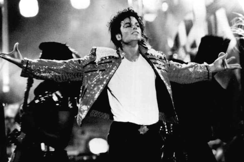 Một trong những  đám tang tốn kém nhất thế giới là của ông hoàng nhạc Pop Michael Jackson. Đám tang này tốn tới 1 triệu USD mặc dù sau đó người ta phát hiện ra Jackson vẫn còn nợ 500.000 USD từ trước khi qua đời.