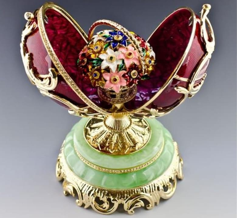 Quả trứng Fabergé, một bảo vật vô giá của Nga hoàng đã biến mất vĩnh viễn sau cuộc cách mạng tháng 10 Nga vào năm 1917 khi những người cách mạng lục tung điện Kremli. Ngày nay một phiên bản "nhái" đang được trung bầy trong viện bảo tàng ở Moscow vì không còn hy vọng nào giúp người Nga tìm lại được  cổ vật cực đắt mất tích này nữa.