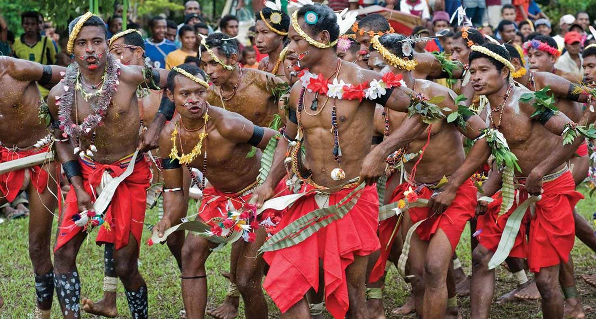  Người Trobriand sống ở một hòn đảo độc lập tách biệt ngoài khơi Papua Guinea. Chính vì sự tách biệt này mà bộ tộc này vẫn bảo tồn được những phong tục kỳ lạ nhất của mình cho tới tận ngày nay.