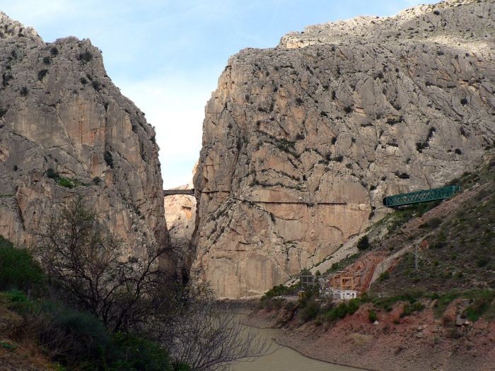 Con  đường ven núi nguy hiểm nhất thế giới El Caminito del Rey được xây dựng từ năm 1905 ở Tây Ban Nha. Ảnh: Thewondrous.