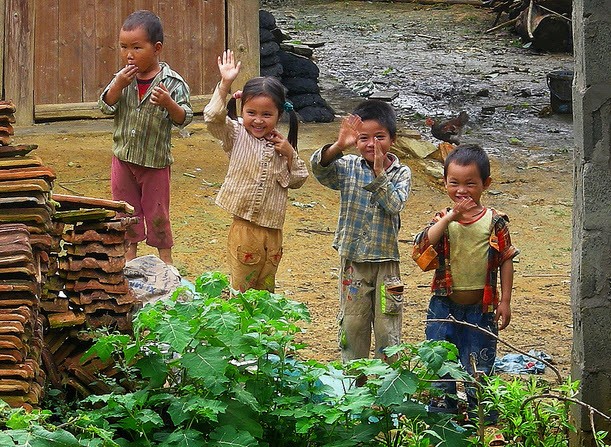 Những trẻ em dân tộc vùng cao dù sống trong cảnh thiếu thốn nhưng lúc nào cũng nở nụ cười lạc quan, yêu đời. Ảnh: Baomoi.