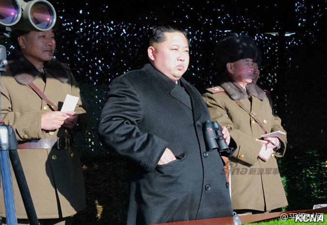 Theo hãng thông tấn KCNA, hôm 11/12 vừa qua nhà lãnh đạo Kim Jong-un đã đích thân chỉ huy cuộc tập trận đổ bộ đường không tấn công mục tiêu giả định của  Quân đội Triều Tiên. Nguồn ảnh: Sina.