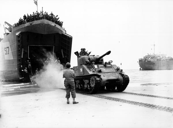 Trong những đợt đổ bộ đầu tiên để chiếm bờ biển, không một chiếc  xe tăng M4 Sherman nào của Mỹ có thể vào được bờ. Tuy nhiên sau khi bộ binh Mỹ chấp nhận thiệt hại cực lớn để chiếm được bãi biển Normandy thì hàng ngàn chiếc M4 đã có bến tập kết để tràn vào Châu Âu.