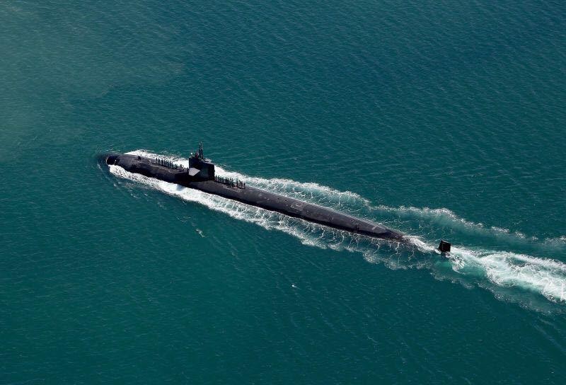  Tàu ngầm hạt nhân USS Oklahoma City (SSN-723) thuộc lớp Los Angeles, đây là loại tàu ngầm sử dụng động cơ hạt nhân có tốc độ cao tấn công nhanh, từng giữ các vị trí quan trọng khắp thế giới nhằm thực hiện nhiệm vụ đánh phủ đầu hạt nhân đối phương khi cần. Nguồn ảnh: QQ.