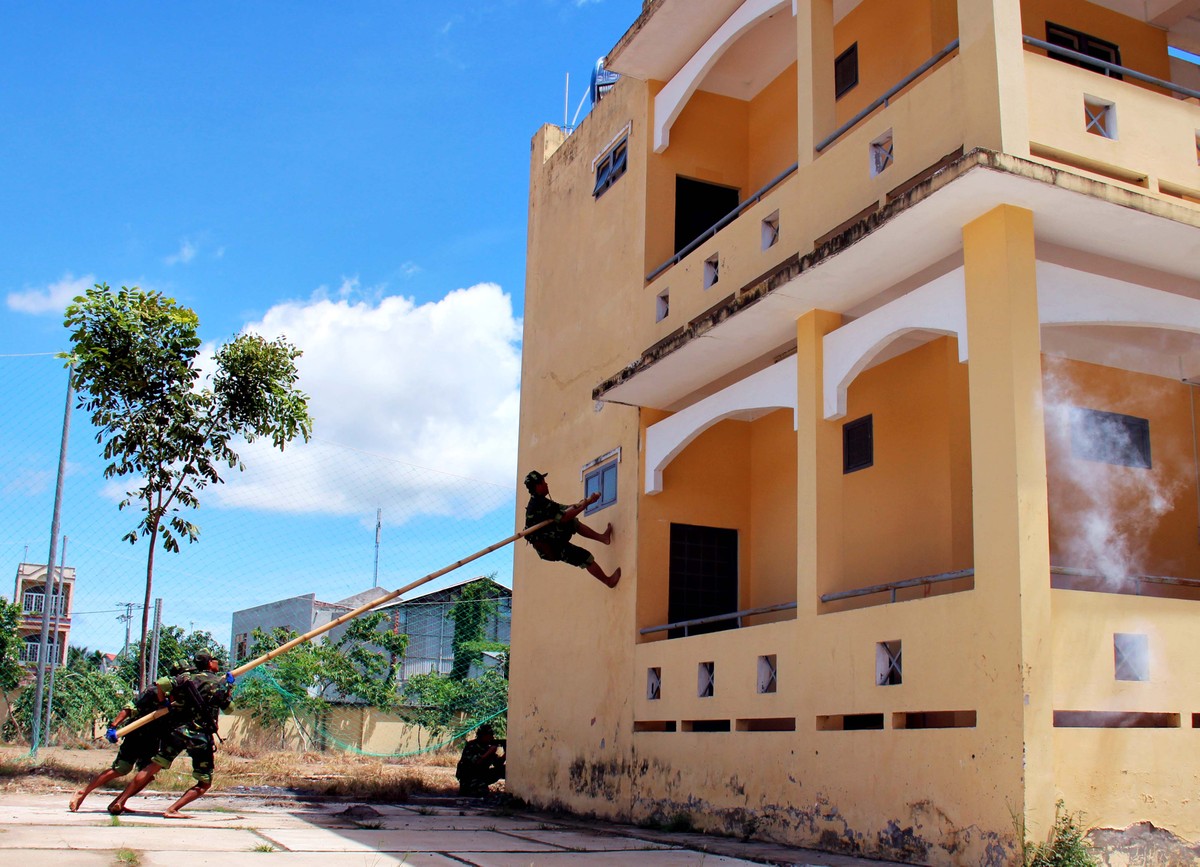 Màn trèo tường bằng gậy của lực lượng  đặc nhiệm Việt Nam vừa mới gây sốt trên các báo tây thực chất có nguồn gốc là một bài huấn luyện đột nhập của lực lượng quân đội. Đây là cách thức rất đơn giản để có lực lượng quân đội, đặc công có thể cơ động tác chiến nhất là trong điều kiện tác chiến đô thị. Nguồn ảnh: Vinhlong.