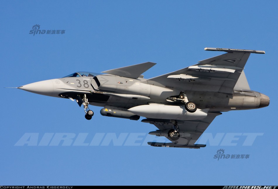 Ra mắt từ năm 1997,  tiêm kích JAS 39 Gripen được coi là niềm tự hào của Không quân Thụy Điển với tổng cộng khoảng 247 chiếc đã được sản xuất và có mặt trong biên chế của lực lượng Không quân 7 nước trên thế giới. Nguồn ảnh: Airliner.