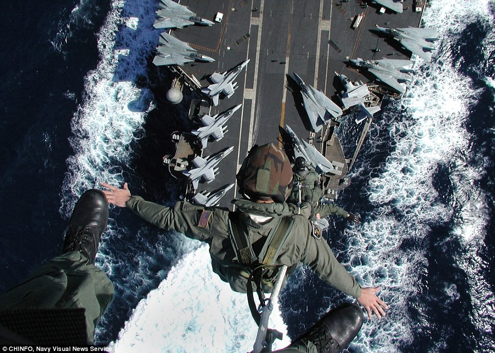 Các binh sĩ trên  tàu sân bay USS John F Kennedy đang được "nhấc" lên khỏi sàn tàu bằng trực thăng trong một cuộc diễn tập tác chiến năm 2002. Tàu sân bay USS John F Kennedy được hạ thủy từ năm 1968 và hoạt động đến năm 2007 thì được cho nghỉ hưu. Hiện nay một chiếc USS John F Kennedy thứ hai đang được đóng mới và dự kiến sẽ được hạ thủy vào năm 2018 tới đây. Nguồn ảnh: BI.