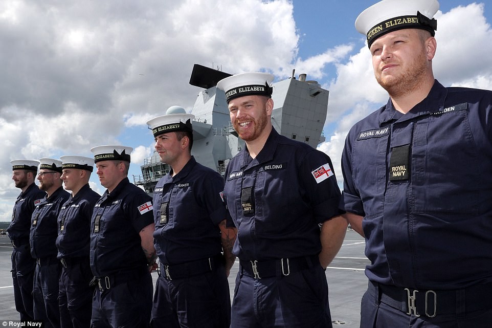 Hôm 6/6 vừa qua,  tàu sân bay HMS Queen Elizabeth (R08) của Hải quân Hoàng gia Anh đã nhận đủ 700 thủy thủ đoàn và sỹ quan điều khiển, sẵn sàng "vươn khơi, bám biển" bất cứ lúc nào. Nguồn ảnh: Crown.