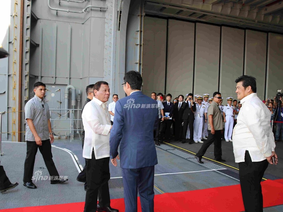 Tổng thống Philippines ông Duterte vừa có chuyến thăm lên  khu trục hạm chở trục thăng Izumo. Đây là khu trục hạm chở trực thăng lớn nhất của Lực lượng Phòng vệ biển Nhật Bản. Chuyến viếng thăm của ông Duterte diễn ra vào hôm 4/6 vừa qua, khi tàu Izumo ghé vào cảng Subic, Philippines để nhận hàng tiếp tế. Nguồn ảnh: Sina.