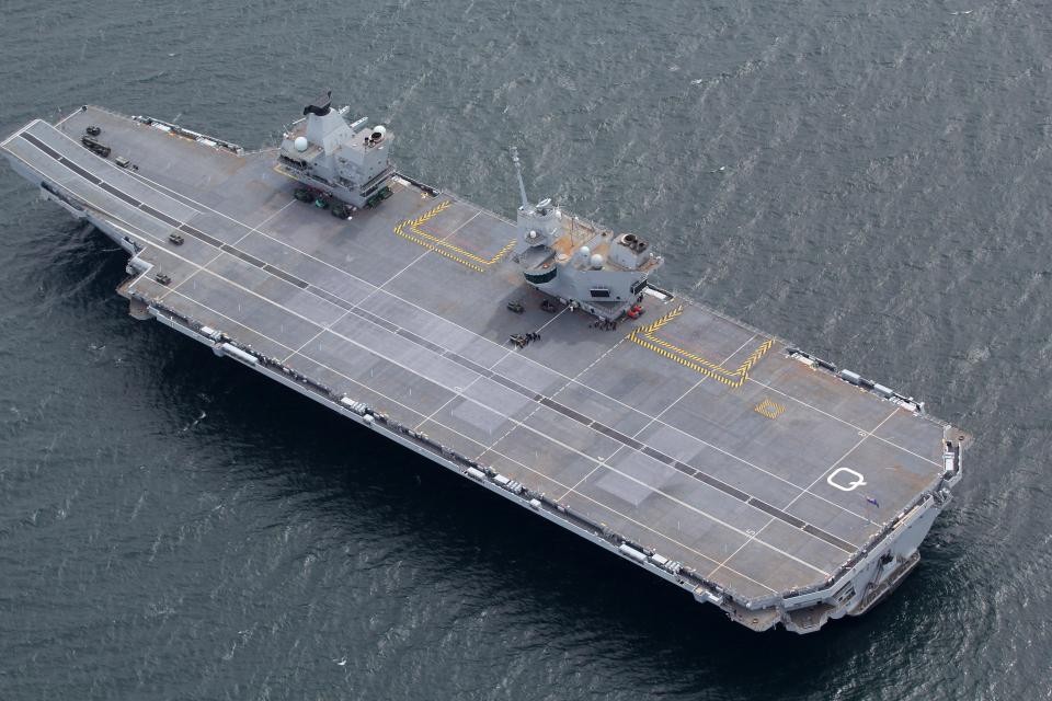 Đặc điểm cực kỳ độc đáo và dễ nhận ra nhất của siêu  tàu sân bay HMS Queen Elizabeth đó chính là nó có tới hai tháp điều khiển khác nhau được đặt dọc theo thân tàu. Hiện vẫn chưa rõ nhiệm vụ chính của cả hai tháp điều khiển này trong việc điều khiển và tác chiến của tàu sân bay. Nguồn ảnh: Thesun.