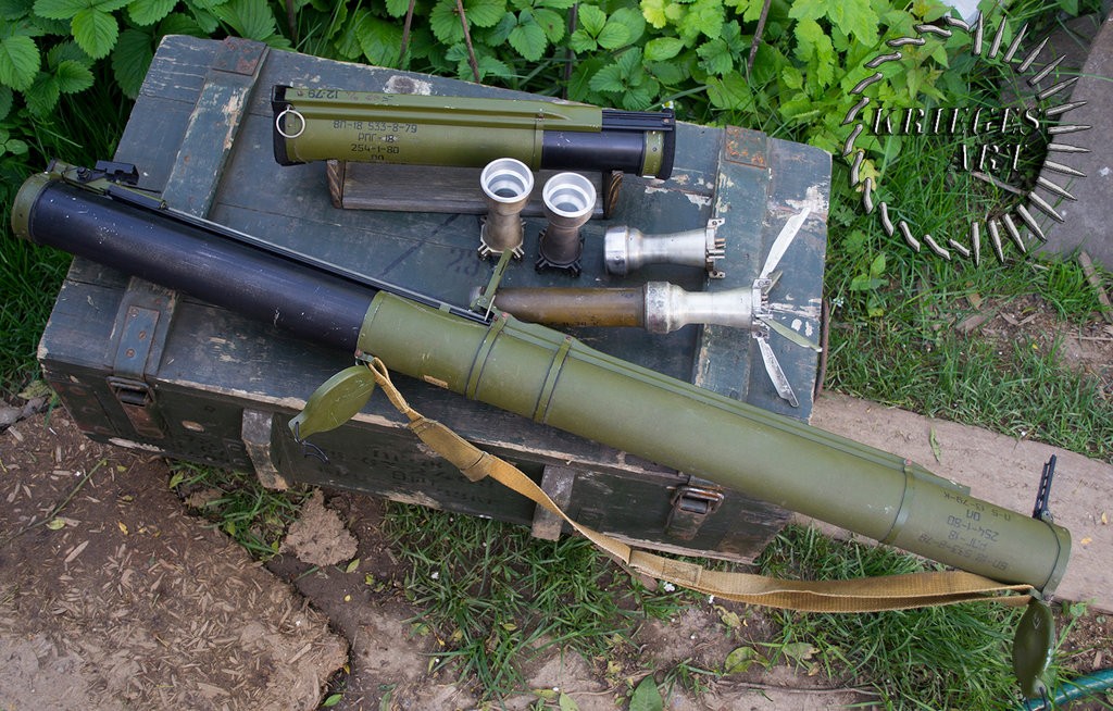  Súng chống tăng  RPG-18 do Liên Xô chế tạo vào năm 1972. Khẩu súng này có rất nhiều điểm tương đồng với khẩu M72 LAW của Mỹ, từ kết cấu, cách bắn cho đến cả... thước ngắm. Nguồn ảnh: Morana.