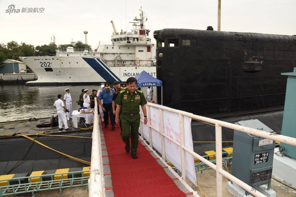 Trong khuôn khổ chuyến thăm kéo dài 8 ngày, đoàn quân sự cấp cao Myanmar đã thăm quan nhà máy và dây chuyền sản xuất các xe tăng T-90S nội địa của Ấn Độ và vừa qua, phái đoàn này lại tiếp tục tới thăm quân cảng của Hạm đội phía Đông - nơi được trang bị các  tàu ngầm Kilo do Nga chế tạo. Nguồn ảnh: Sina.