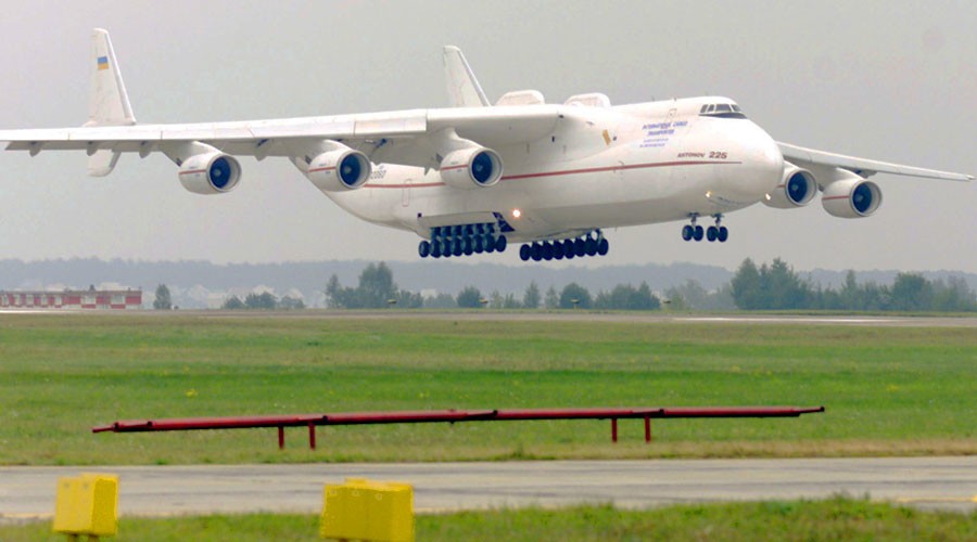 Một trong những chiếc  máy bay vận tải Antonov huyền thoại chính là chiếc An-225 Mriya. Chiếc máy bay này được xếp vào hạng máy bay vận tải cầu hàng không chiến lược, được sản xuất từ năm 1988 dưới thời Liên Xô, phía Ukraine chỉ có duy nhất 1 chiếc loại này. Nguồn ảnh: RT.