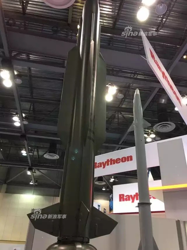  RIM-161 Standard Missile 3 (SM-3) là hệ thống tên lửa đánh chặn trên hạm được sử dụng trên các tàu chiến của Hải quân Mỹ, nhiệm vụ chính của RIM-161 là đánh chặn các loại tên lửa đạn đạo tầm ngắn và tầm trung ngay trên biển. Tuy nhiên điều khiến RIM-161 trở nên nổi bật vẫn là khả năng đánh hạ vệ tinh của nó, ngay cả khi chúng đang hoạt động trên quỹ đạo. Nguồn ảnh: Sina.