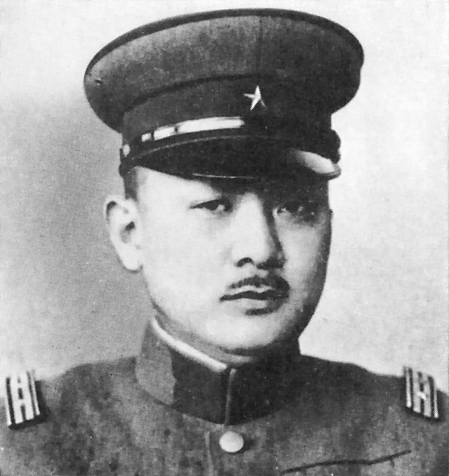 Một trong hai vị tướng Nhật Bản chỉ huy  Trận Iwo Jima là Tadamichi Kuribayashi, ông sinh ngày 7/7/1891. Tướng Tadamichi là một trong những vị tướng nổi danh nhất của Quân đội Đế quốc Nhật Bản trong Chiến tranh Thế giới thứ 2, tên tuổi ông luôn đi kèm với trận Iwo Jima, chiến trường duy nhất ở Mặt trận Thái Bình Dương mà thương vong của quân Mỹ cao hơn cả của Nhật. Nguồn ảnh: Wiki.