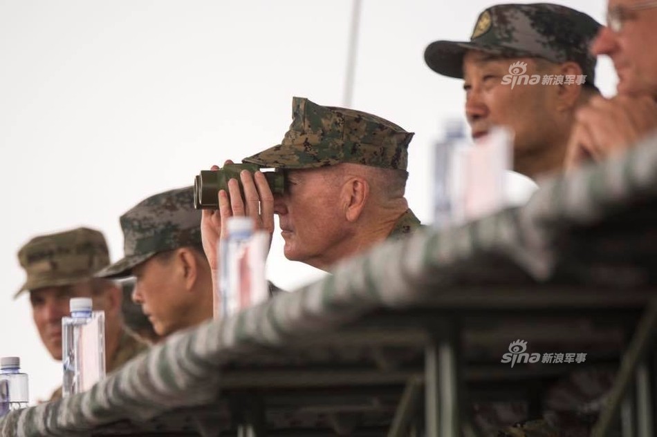 Theo Sina đưa tin cho hay, nhân dịp Tướng Joseph F. Dunford - Tổng tham mưu trưởng Liên quân Mỹ đến thăm Bắc Kinh, phía Trung Quốc đã mời Tướng Dunford đến tham dự một cuộc tập trận của quân đội nước này đang diễn ra tại Thẩm Dương. Được biết đây là một trong số những lần hiếm hoi người đứng đầu Hội đồng Liên quân Mỹ đến thị sát một cuộc tập trận của  Quân đội Trung Quốc. Nguồn ảnh: Sina.