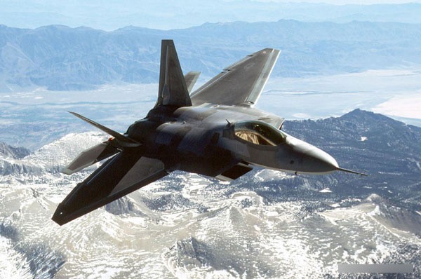  F-22 Raptor là tiêm kích có khả năng gần như tàng hình hoàn toàn trước radar đối phương. Nó còn chiếm ưu thế trên không, nhờ vào các vũ khí mạnh, khả năng bay tầm xa, và tính linh hoạt cao. Nguồn ảnh: military-today.