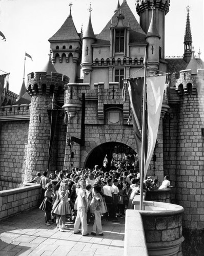 Bức  ảnh hiếm trong ngày khai trương Disneyland (1955).