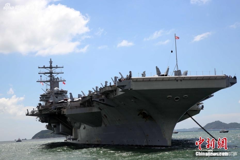 Vào đầu tuần vừa rồi ,  tàu sân bay USS Ronald Reagan đã đi từ eo biển Luzon, vượt qua khu vực biển Đông để tới Hồng Kông. Theo các thông tin được công bố, USS Ronald Reagan sẽ neo lại Hồng Kông khoảng từ 4 tới 5 ngày. Nguồn ảnh: Chinanews.