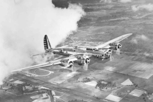  Danh hiệu Pháo đài bay lần đầu tiên được trao cho oanh tạc cơ B-17 Flying Fortress của Không quân Mỹ. B-17 được ra đời từ năm 1935 và bắt đầu được phục vụ trong Không quân Mỹ từ năm 1938. Nguồn ảnh: Warhistory.