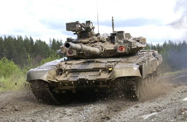 Sau màn thử lửa T-90 ở mặt trận Syria, Nga đang nghiên cứu nâng cấp  xe tăng T-90S - phiên bản xuất khẩu của T-90. Việc này không ngoài mục đích bán được nhiều hơn dòng tăng này. Nguồn ảnh: Army.