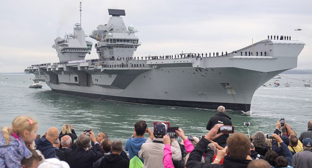 Truyền thông Anh dẫn nguồn tin uy tín giấu tên trong Hải quân Hoàng gia của nước này cho biết,  HMS Queen Elizabeth - tàu sân bay lớn nhất và đắt nhất trong lịch sử Hải quân Anh đang gặp phải sự cố khá nghiêm trọng. Nguồn ảnh: Sina.