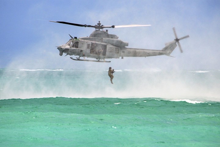 Binh sĩ  thủy quân lục chiến Mỹ huấn luyện trong môi trường biển ở trung tâm Bellows, Hawaii.