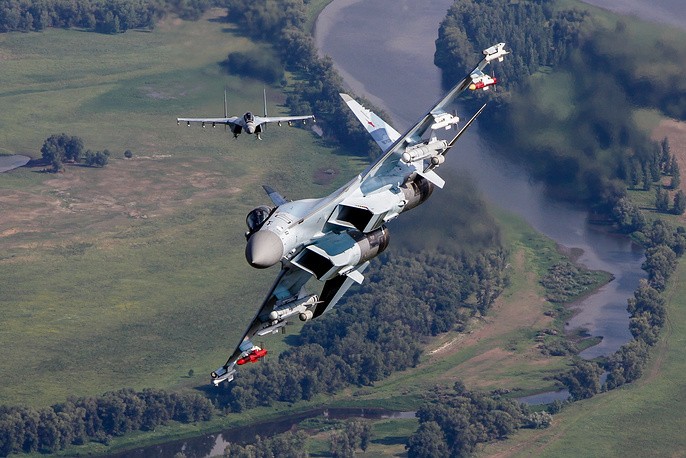 Vào ngày 19/2/2008, nguyên mẫu chiến đấu cơ Sukhoi Su-35 của Nga thực hiện chuyến bay thử nghiệm đầu tiên của mình. Phi công thử nghiệm kỳ cựu Sergey Bogdan của Nga đã cho cả thế giới thấy sức mạnh mới của cái tên mới nhất trong họ chiến đấu cơ Sukhoi Su-27 và cuộc thử nghiệm trên đã được thực hiện hơn 50 phút trên không. Nguồn ảnh: TASS.