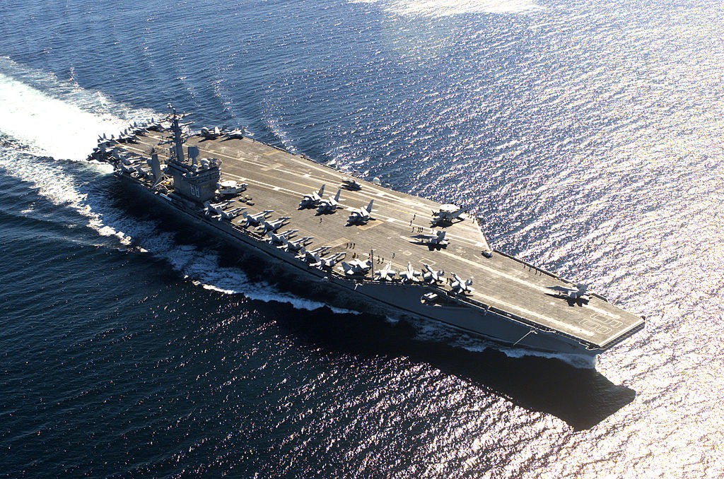 Tàu sân bay USS Carl Vinson (CVN-70) được đóng theo lớp tàu sân bay Nimitz, đây là lớp tàu sân bay chạy bằng năng lượng hạt nhân hiện đại bậc nhất trong Hải quân Mỹ tính tới thời điểm hiện tại. Nimitz cũng là "hạt nhân" chính trong các nhóm tác chiến  tàu sân bay Mỹ. Nguồn ảnh: Wiki.