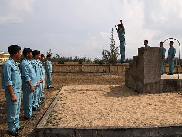 Vừa qua, tại Trung đoàn 910 (Trường Sĩ quan Không quân), Quân chủng Phòng không-Không quân đã tổ chức huấn luyện thực hành nhảy dù và  đổ bộ đường không bằng trực thăng bay treo cho Sư đoàn 370, Sư đoàn 372, Trường Sĩ quan Không quân, Tổng cục II, Quân chủng Hải quân và Binh chủng Đặc công. Ảnh: Luyện tập động tác tiếp đất.