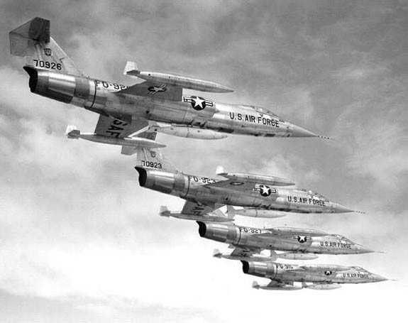 "Chiến binh ngôi sao"  F-104 là mẫu máy bay tiêm kích đánh chặn siêu âm một động cơ, một chỗ ngồi do hãng Lockheed phát triển cho Không quân Mỹ những năm 1960. Sở hữu hàng loạt công nghệ mới nhất thời bấy giờ, F-104 Starfighter nhận được sự kỳ vọng lớn sẽ đem lại ưu thế cho Không quân Mỹ trên bầu trời khắp thế giới. Nguồn ảnh: Wiki.