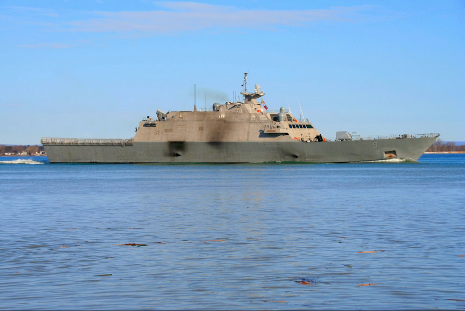  Tàu chiến đấu ven vờ (LCS) mới nhất của Hải quân Mỹ, chiếc USS Little Rock cuối cùng cũng có thể thoát ra được vùng nước băng giá ở cảng Montreal - Canada để quay trở về nước hồi cuối tháng ba vừa qua sau hơn ba tháng bị cầm chân ở đây do nó không thể di chuyển qua lớp băng quá dày. Nguồn ảnh: Twitter.