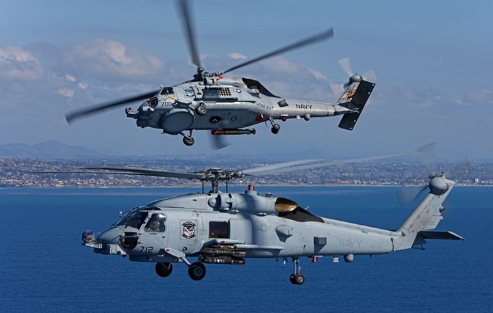 MH-60R Seahawk là mẫu trực thăng đa nhiệm được thiết kế kết hợp các đặc điểm của các trực thăng săn ngầm SH-60B và SH-60F. MH-60R Seahawk có hệ thống cảm biến hiện đại và năng lực tấn công tốt hơn SH-60B hoặc SH-60F. Nó có thể mang được 2 quả ngư lôi Mk.46, Mk.50 hoặc Mk.54 hạng nhẹ, 2 quả tên lửa chống hạm AGM-119B Penguin hoặc 4 quả tên lửa không đối đất AGM-114 Hellfire. Ảnh: Military Edge.