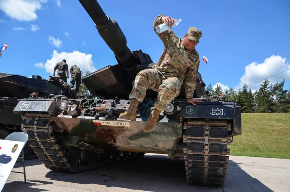 Nếu như các quốc gia thân Nga có giải thi đấu Tank Battalion thì phía NATO cũng có một giải đua tăng tương tự mang tên SETC (Strong Europe Tank Challenge) với sự tham gia của một số nước NATO và các quốc gia đối tác. Và diễn nhiên tranh tài tại SETC là dàn  xe tăng NATO hiện đại nhất Nguồn ảnh: BKP.