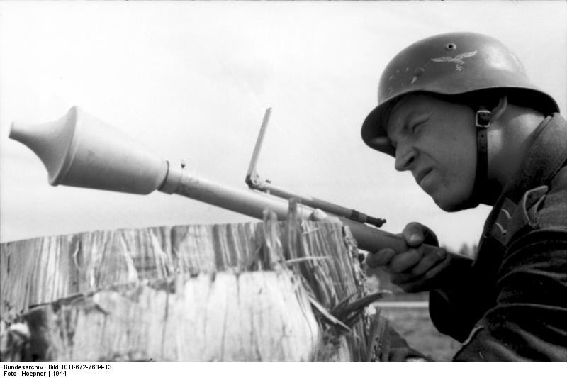 Panzerfaust hay còn được gọi với biệt danh "nắm đấm thép" là một loại vũ khí chống tăng cá nhân được Quân đội  Đức quốc xã chế tạo và sử dụng trong Chiến tranh Thế giới thứ 2. Nguồn ảnh: Wiki.