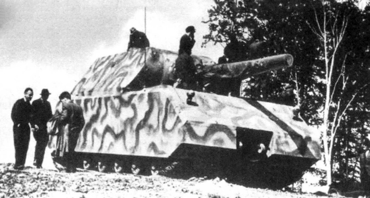 Xe tăng Panzer VIII Maus với tên đầy đủ là Panzerkampfwagen VIII Maus (con Chuột) là loại xe tăng hạng siêu nặng được phát xít Đức hoàn thiện vào giai đoạn cuối của Chiến tranh Thế giới thứ hai. Đây từng được coi là "nhân tố" giúp Đức lật ngược tình thế ở Mặt trận phía Đông với Liên Xô lúc bấy giờ. Nguồn ảnh: Military.