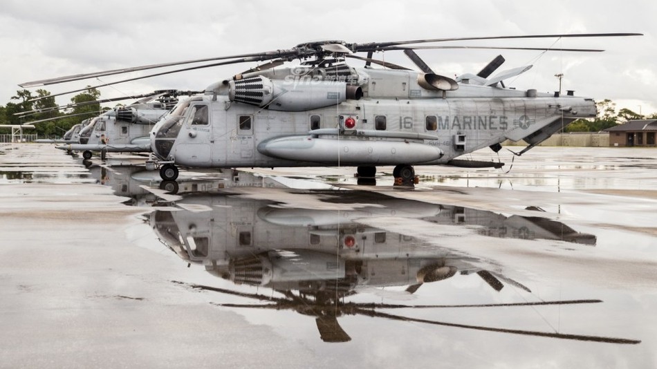  Trực thăng vận tải CH-53E Super Stallion là loại trực thăng vận tải quân sự lớn nhất, nặng nhất hiện tại đang phục vụ trong Quân đội Mỹ. Loại trực thăng này hiện tại đang là "xương sống" trong việc trực thăng vận Thuỷ quân Lục chiến. Nguồn ảnh: Sina.