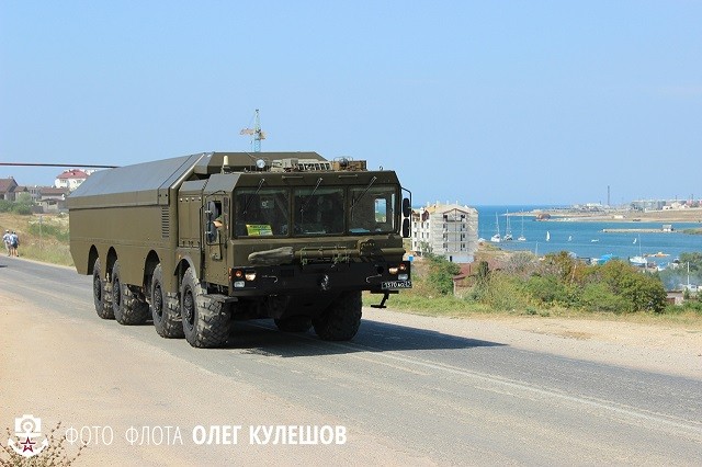 Hiện tại, trong tay quân đội Syria đang có ít nhất hai tổ hợp tên lửa phòng thủ bờ biển K-300P Bastion-P do Nga cung cấp. Đây được xem là loại vũ khí chống hạm hiện đại và đáng sợ nhất của Nga hiện nay, được thiết kế để có thể chống lại mọi tàu chiến của phương Tây kể cả tàu sân bay của Mỹ. Nguồn ảnh: Fotofnota.