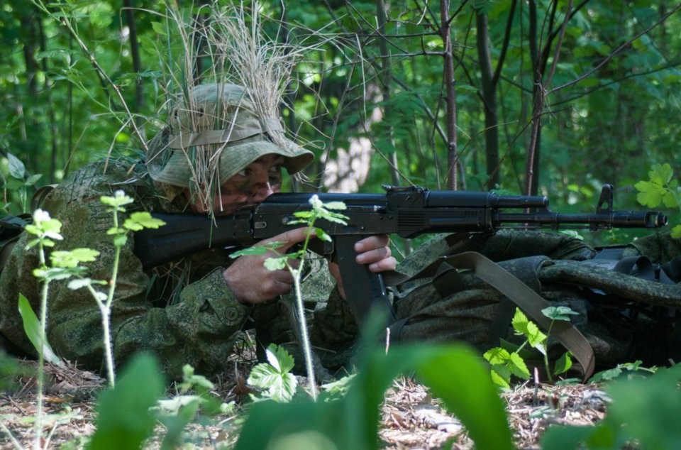 Loại vũ khí tiêu chuẩn được sử dụng nhiều nhất bởi  đặc nhiệm Nga (Spetsnaz) chính là khẩu súng trường tấn công AK-74 phiên bản sử dụng đạn 5,45mm theo tiêu chuẩn của Liên Xô trước đây. Trong ảnh là phiên bản AK-74M, đây cũng là loại súng được sử dụng bởi bộ binh Nga, loại súng này nặng khoảng 3,6 kg và có hộp tiếp đạn 30 viên. Nguồn ảnh: BI.