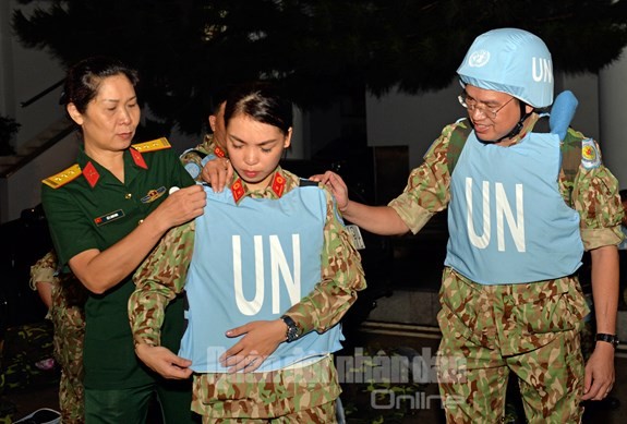 Khi ánh bình minh sắp sửa ló dạng, chiếc máy bay vận tải C-17 của Không quân Hoàng gia Australia chở các chiến sĩ  “mũ nồi xanh” Việt Nam cất cánh vút vào không gian để đến Nam Sudan. Đó là vào lúc 3 giờ 5 phút ngày 2-10.