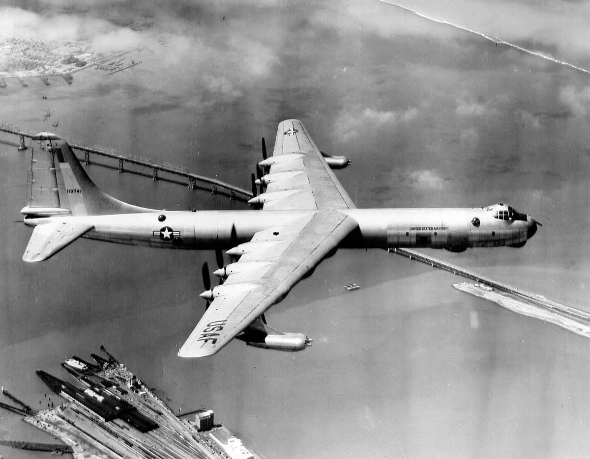 Được sản xuất từ năm 1946 tới năm 1954, Convair B-36 là kiểu máy bay ném bom chiến lược được chế tạo dành riêng cho Không quân Mỹ. Đây được coi là loại máy bay ném bom đầu tiên trên thế giới có khả năng hoạt động liên lục địa và có thể cất cánh từ Mỹ, bay tới Liên Xô ném bom và quay về. Nguồn ảnh: Formular.