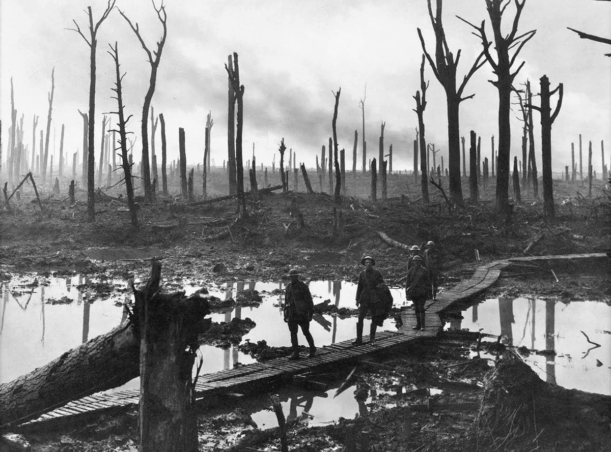 Binh lính Australia thuộc Sư đoàn 4 pháo binh đang di chuyển qua "No Man's Land" - Vùng đất không người ám chỉ khu vực tan hoang nằm giữa hai chiến tuyến của hai phe tham chiến trong Chiến tranh Thế giới thứ nhất. Nguồn ảnh: TA.