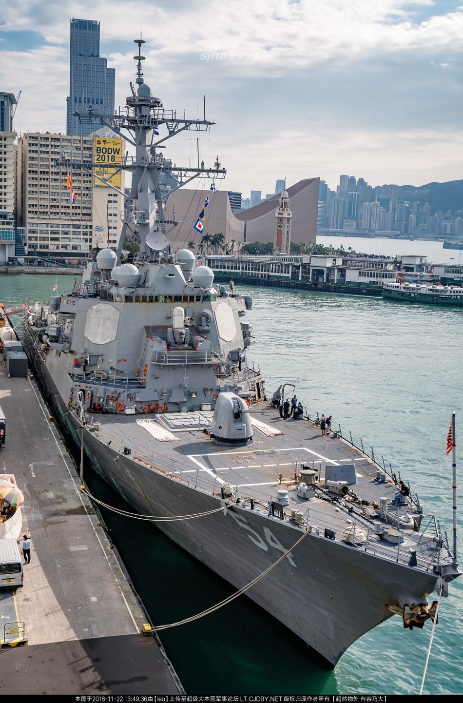 Đảm nhận nhiệm vụ hộ tống  tàu sân bay Mỹ - USS Ronald Reagan (CVN-76) đến thăm Hong Kong lần này là khu trục hạm USS Curtis Wilbur - chiến hạm thứ tư của Hải quân Mỹ được đóng theo lớp Arleigh Burke và được đặt tên theo Curtis D. Wilbur - Thư ký Hải quân thứ 43 của Hải quân Mỹ đã phục vụ dưới thời Tổng thống Calvin Coolidge. Nguồn ảnh: Sina.