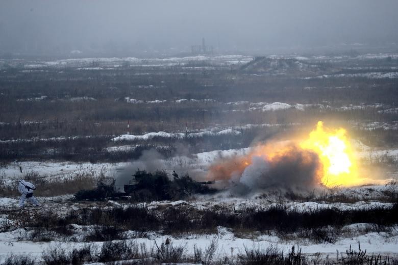 Pháo binh của  quân đội Ukraine khai hoả trong cuộc tập trận gần Honcharlvske, tỉnh Chernihiv. Nguồn ảnh: Reuters.