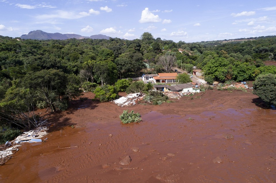 Vụ vỡ đập xảy ra hôm 25/1 tại  khu khai thác mỏ Feijao ở bang Minas Gerais, phía đông nam Brazil. Trong ảnh, dòng nước thải và bùn đỏ tấn công một khu vực dân cư. Ảnh: AP.