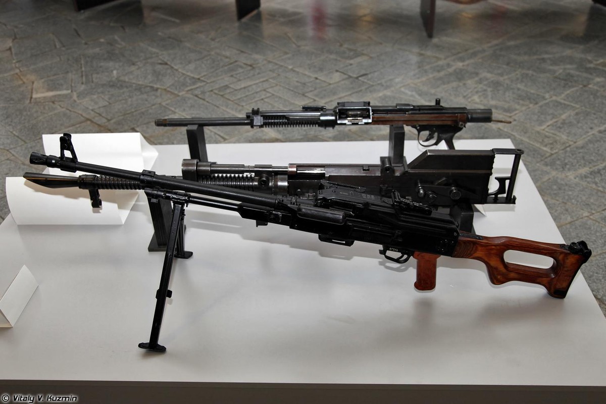 PKM cũng được thiết kế bởi Mikhail Kalashnikov - cha đẻ của khẩu AK-47 huyền thoại. Ông thiết kế khẩu súng máy PK vào năm 1961 và hiện đại nó thành khầu PKM vào năm 1969. Nguồn ảnh: Vitaly.